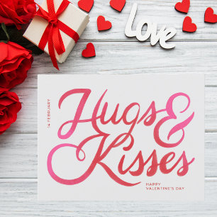 Bold Pink Script Hugs & Kisses Valentinstag Postkarte