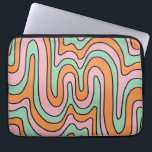 Bold Retro Abstrakte Wavy Lines Laptopschutzhülle<br><div class="desc">Boho 70er Jahre Stil abstrakt rosa orange grüne Wavy-Linien Laptop Gehäuse. Stil der 60er und 70er Jahre.</div>