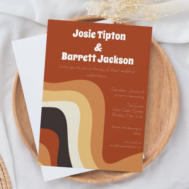 Bold Retro Groovy 70er Wavy Orange Brown Wedding Einladung (Von Creator hochgeladen)