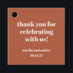 Bold Rust Fall Retro Custom Wedding Danke Geschenkanhänger<br><div class="desc">Fügen Sie Ihrer Veranstaltung eine herzliche und persönliche Touch mit diesen individuell anpassbaren Terracotta Geschenketiketten hinzu, die sich perfekt für Hochzeiten, Brautpartys oder besondere Feiern eignen. Mit einem warmen, rostfarbenen Design und eleganter Typografie sind diese Tags eine einfache Möglichkeit, Ihren Gästen Dankbarkeit auszudrücken. Sie eignen sich ideal zum Anbinden von...</div>