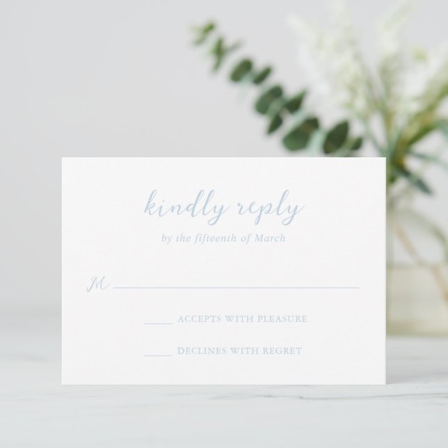 Bold Script Powder Blue Elegant Wedding RSVP Karte (Stehend Vorderseite)