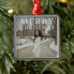 Bold Typografy Foto Modern Christmas Ornament Aus Metall<br><div class="desc">Moderne Weihnachtsschmuck mit "Frohen Weihnachten" in fett formatierter Typografie.</div>