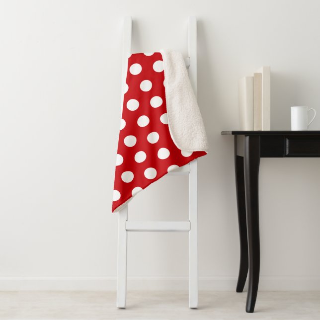 Bold White Polka Dots on Red Sherpadecke (Beispiel)