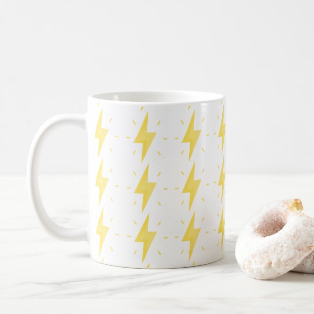 Bold Yellow Lightning Bolt Pattern Kaffeetasse (Mit Donut)