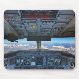 Bombardier Q400 Cockpit über den Alpen Mousepad