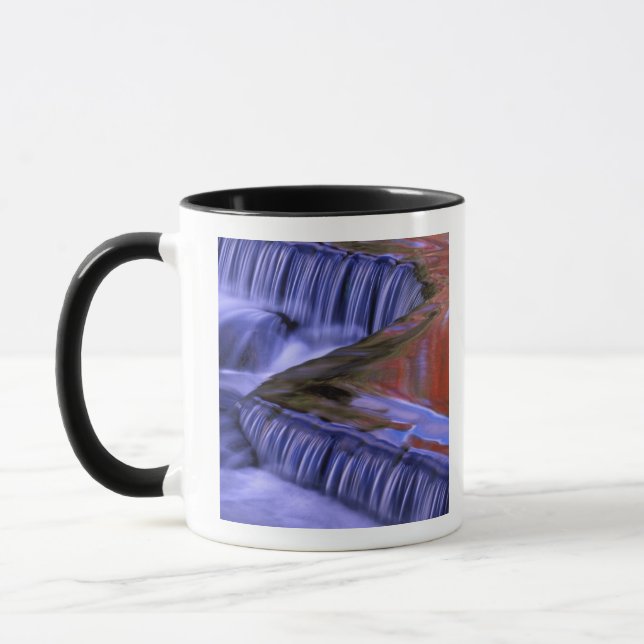 Bond Falls Reflektieren von bunten Blätter; Tasse (Links)