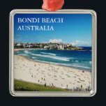 Bondi Beach Ornament Aus Metall<br><div class="desc">Square Premium-Ornament mit einem Bild von Bondi Beach oder Bondi Bay, einem beliebten Strand und dem Namen der umliegenden Vorstadt in Sydney, New South Wales, Australien. Optionaler Text Bondi Beach liegt 7 km östlich des zentralen Geschäftsviertels von Sydney, im Bezirk Waverley Council, in den östlichen Vororten. Sehen Sie sich die...</div>