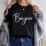 Bonjour | Elegante und moderne französische Schrif T-Shirt<br><div class="desc">Dieses elegante,  schwarze Shirt sagt "Bonjour" in trendiger,  moderner,  handgeschriebener Schrift-Typografie. Ein schicker und stilvoller Look für alle,  die Frankreich und die französische Sprache Lieben.</div>