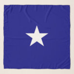 Bonnie Blue Flag Schal<br><div class="desc">Dieses Design zeigt die Bonnie Blue Fahne, die zu verschiedenen Zeiten mit der Republik Texas, der kurzen gelebten Republik Westflorida und den südlichen Staaten Amerikas zu Beginn des Zivilen Krieges in Amerika im Jahr 1861 assoziiert war. Sie dient heute oft als repräsentatives Banner der südöstlichen Staaten im Allgemeinen. Es besteht...</div>
