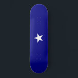 Bonnie Blue Flag Skateboard<br><div class="desc">Dieses Design zeigt die Bonnie Blue Fahne, die zu verschiedenen Zeiten mit der Republik Texas, der kurzen gelebten Republik Westflorida und den südlichen Staaten Amerikas zu Beginn des Zivilen Krieges in Amerika im Jahr 1861 assoziiert war. Sie dient heute oft als repräsentatives Banner der südöstlichen Staaten im Allgemeinen. Es besteht...</div>
