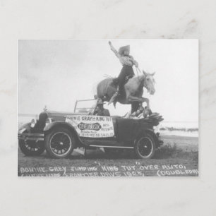 Bonnie Gray springt mit ihrem Pferd. Postkarte