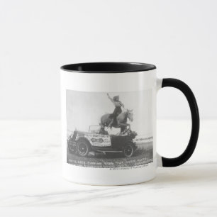 Bonnie Gray springt mit ihrem Pferd. Tasse