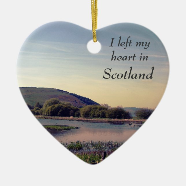 Bonnie Scotland — Scottish Loch View Keramik Ornament (Vorne)