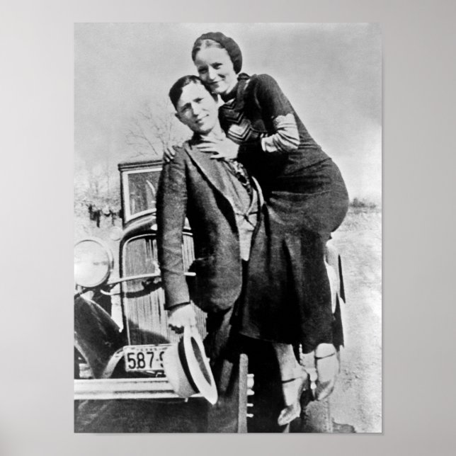 Bonnie und Clyde mit ihrem Auto - Circa 1934 Poster (Vorne)