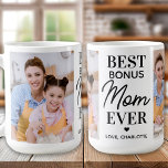 BONUS-MAMA Personalisiert 2 Foto Muttertag Kaffeetasse<br><div class="desc">Wir stellen Ihnen unsere herzliche Muttertagskaffee-Tasse vor, die speziell für Bonusmütter, Schrittmütter und Schrittmütter entwickelt wurde, die einen besonderen Platz in unserem Herzen haben. Diese moderne und stilvolle Tasse zeigt die Botschaft: "Die beste Bonus-Mama aller Zeiten" Es ist eine süße und herzliche Art, Dankbarkeit und Liebe gegenüber den Frauen auszudrücken,...</div>