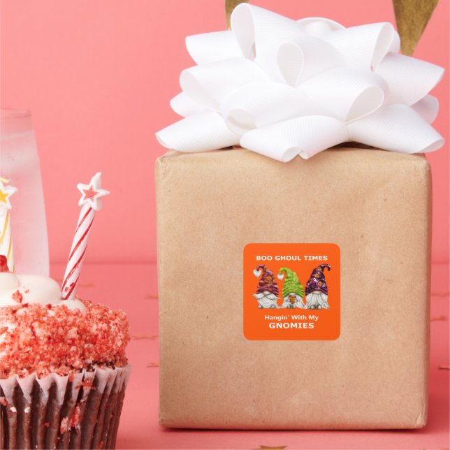 Boo Ghoul Times hing mit meinen Gnomen Halloween Quadratischer Aufkleber (Party)