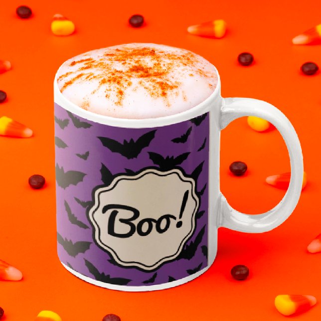 Boo! Lila Halloween-Black Bats Zweifarbige Tasse (Personalize with your message!)