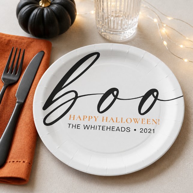Boo Niedlich Happy Halloween White Pappteller (Celebrate Halloween with a clean, modern twist using these personalized white “Boo!” paper plates. )