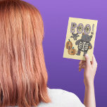 Boo! Niedliches Patchwork Skelettkatzenkatze und B Postkarte<br><div class="desc">Trotz der "Boo!"-Nachricht an der Vorderseite dieses Halloween-Postkartensystems ist an diesem niedlichen Gruß nichts zu spukhaft. Die Nachricht "BOO" ist mit Spinnennetzen verziert und wird von einer Illustration einer Patchwork Kätzchen und Fledermaus begleitet. Diese beiden Tiere in Holzkohlegrau haben Skelette, die auf ihrem Bauch für einen etwas unheimlichen Look zeigen....</div>