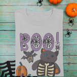Boo! Niedliches Patchwork Skelettkatzenkatze und B T-Shirt<br><div class="desc">Dieses niedliche Grafiktee eignet sich hervorragend, um Halloween-Fröhlichkeit auf eine bezaubernde Art und Weise zu verbreiten. In lavenderfarbenen Buchstaben, die mit spukhaften Spinnennetzen und Abbildungen von Kürbiskürbissen und einer Patchwork-Katze und Fledermaus geschmückt sind, steht die Botschaft "BOO!". Die ausgestopften Tiere haben Knopfaugen und Skelette, die auf ihren Bauch erscheinen, um...</div>