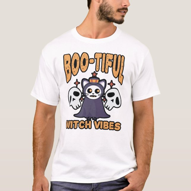 Boo-tiful Witch Vibes – Cute Spooky Cat Halloween T-Shirt (Vorderseite)