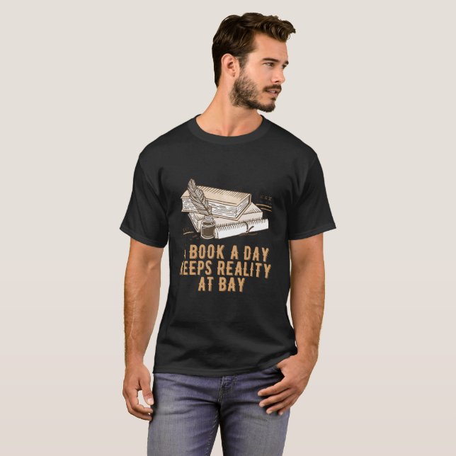 Book A Day Keeps Reality At Bay Bookworm Hobby Boo T-Shirt (Vorne ganz)