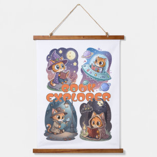 Book Explorer – Cute Cat Reading Adventure Wandteppich Mit Holzrahmen