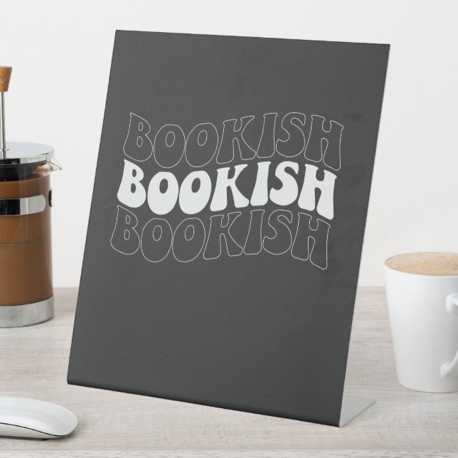 BOOKISH Wavy Retro Sockelschild (In Situ)