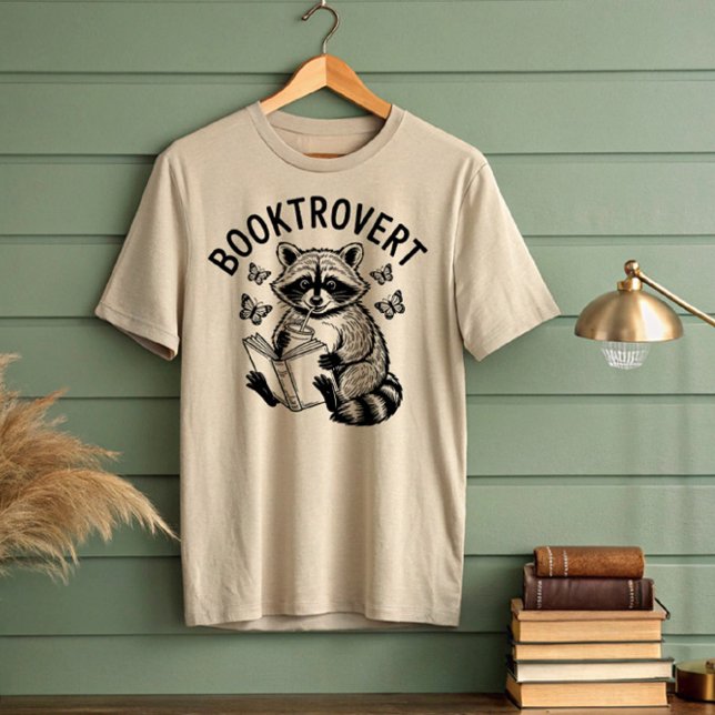 Booktrovert Raccoon Reading Drink T-Shirt (Von Creator hochgeladen)
