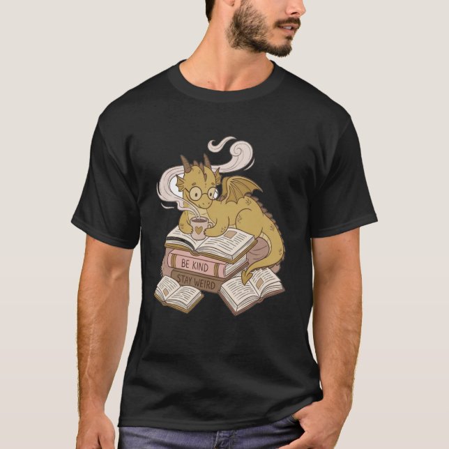 Bookworms Cozy Coffee Drinking Dragon Romantasy T-Shirt (Vorderseite)