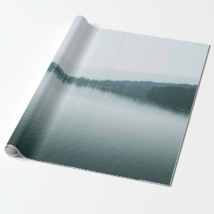 BOOT AUF GEWÄSSER UNTER WEISSEM HIMMEL GESCHENKPAPIER