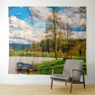 Boot auf See Gebirge Hintergrund wolkiger Himmel Wandteppich