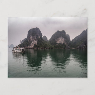 Boot in Misty Halong Bay Rock Islands, Vietnam Postkarte