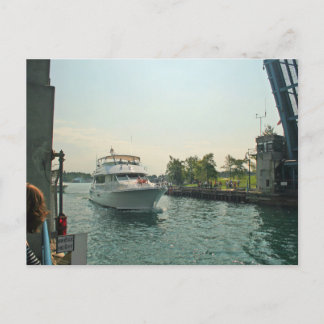 Boot unter einer Drawbridge, Charlevoix, Michigan Postkarte
