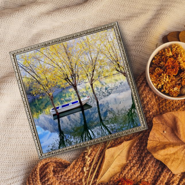 Boot zwischen zwei Bäumen auf einem See verankert Poster (Von Creator hochgeladen)