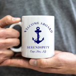 Bootanker Personalisiert Kaffeetasse<br><div class="desc">Eine schicke,  moderne nautische Tasse mit marineblau-blauem Anker. Sie können den Text "Welcome Abard" und den Namen und die Lage Ihres Bootes in eleganter marineblauer Typografie personalisieren.</div>