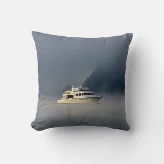 Boote am Foggy Morning Kissen