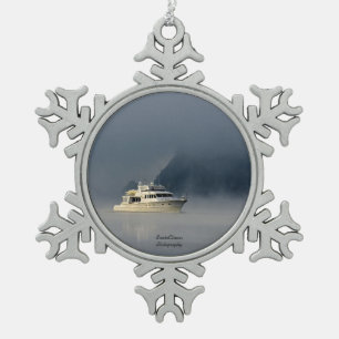 Boote am Foggy Morning Schneeflocken Zinn-Ornament