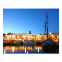 Boote am Helsinki Market Square im Abend