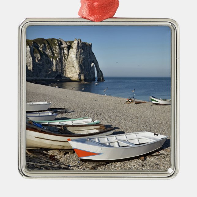 Boote am Kiesstrand von Etretat Ornament Aus Metall (Vorne)