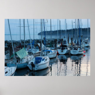 Boote am Strand in der Dämmerung Poster