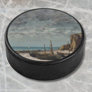 Boote an einem Strand, Étretat – Gustave Courbet Eishockey Puck
