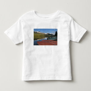 Boote, die am Ufer des Maligne Lake geparkt sind, Kleinkind T-shirt