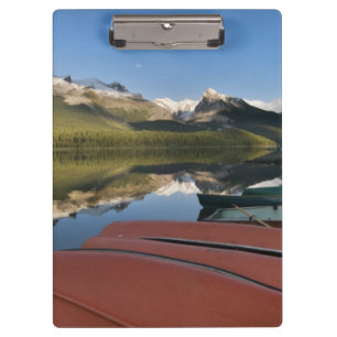 Boote, die am Ufer des Maligne Lake geparkt sind, Klemmbrett