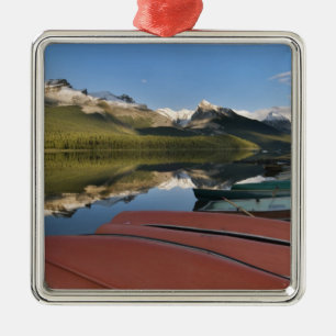 Boote, die am Ufer des Maligne Lake geparkt sind, Ornament Aus Metall
