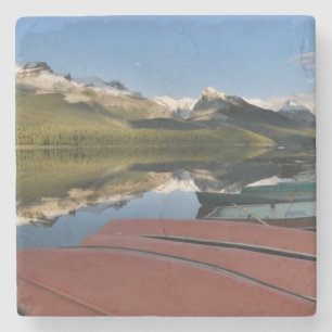 Boote, die am Ufer des Maligne Lake geparkt sind, Steinuntersetzer
