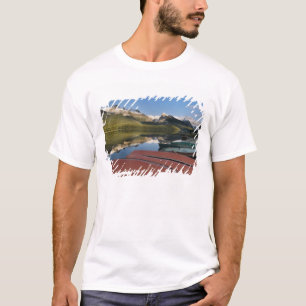 Boote, die am Ufer des Maligne Lake geparkt sind, T-Shirt