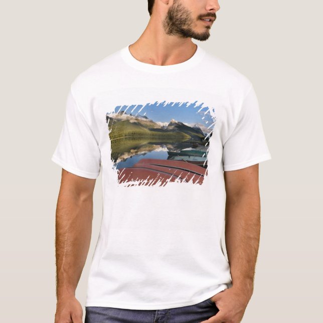 Boote, die auf dem Maligne-See geparkt sind, T-Shirt (Vorderseite)