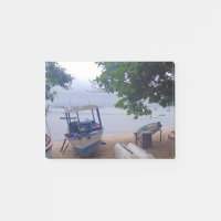 Boote hielten an einem regnerischen Tag am Strand