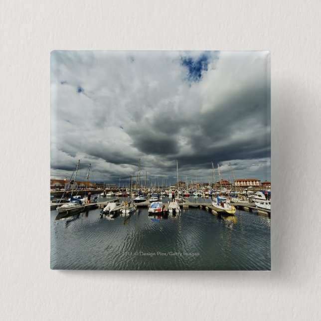 Boote in einem Hafen Button (Vorderseite)